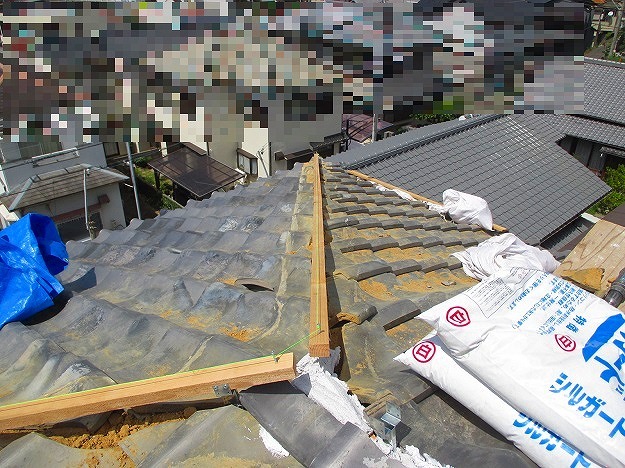 明石市の屋根補修における棟木下地取り付け